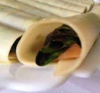 canelones de salmón ahumado con pesto y rúcula