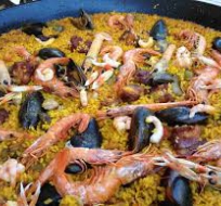 paella con marisco y costillas