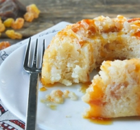 tarta de arroz y frutos secos con salsa de caramelo