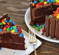 Tarta de kit-kat y lacasitos