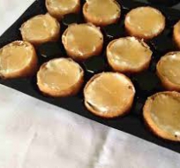 tartaleta de queso de cabra con cebolla confitada