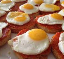 tostas de sobrasada con huevo de codorniz